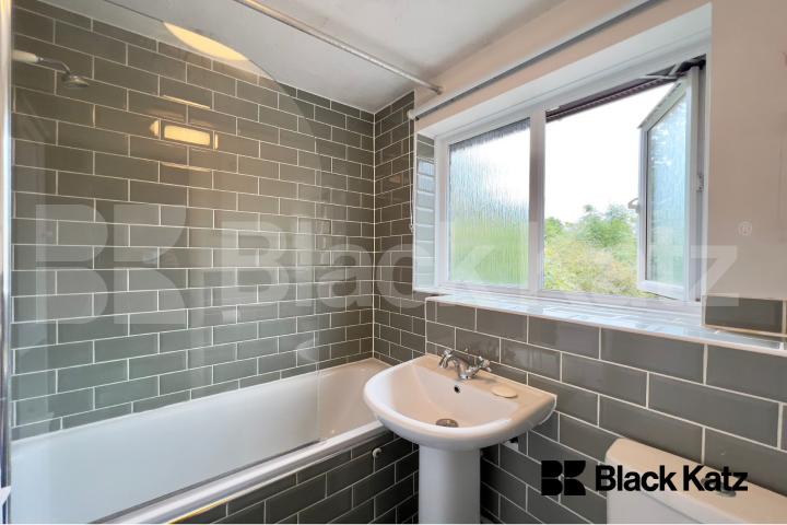 Modern apartment set within private woodlands Linwood Close, Peckham